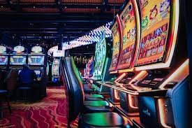 Pengguna menikmati permainan live casino melalui perangkat mobile dengan tampilan antarmuka yang mudah digunakan